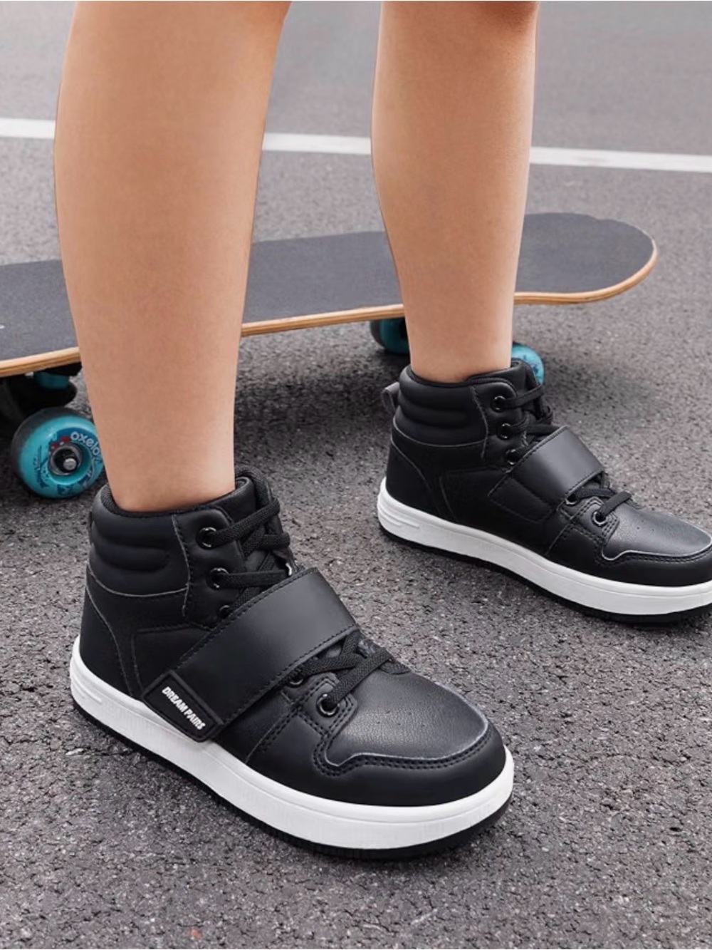 DREAMPAIRS Freestyle-K Unisex High Tops
Sz 2 Youth
New in Box